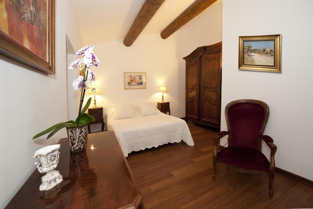 La Maison Du Peintre En Provence Bed & Breakfast Mallemort Room photo